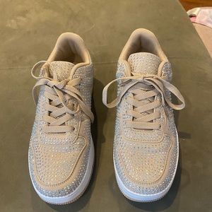 Beautiful neutral sparkly tennis shoes by Bernese. Size 8.